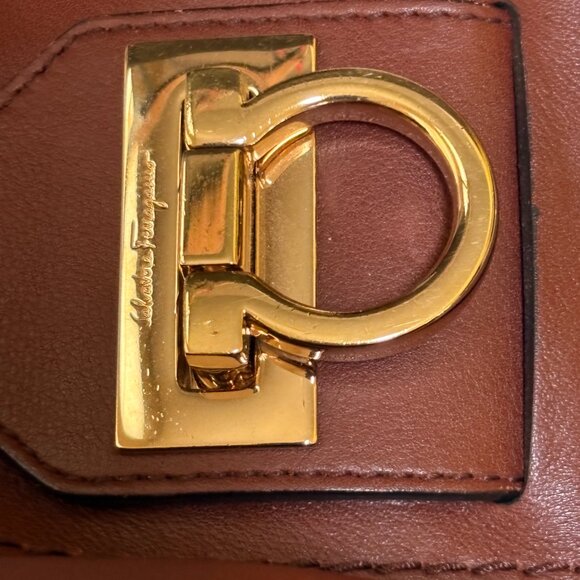 Ferragamo Gancini Brown Leather Shoulder Bag W Gold Hardwear Sz Med $3400 - Picture 12 of 16